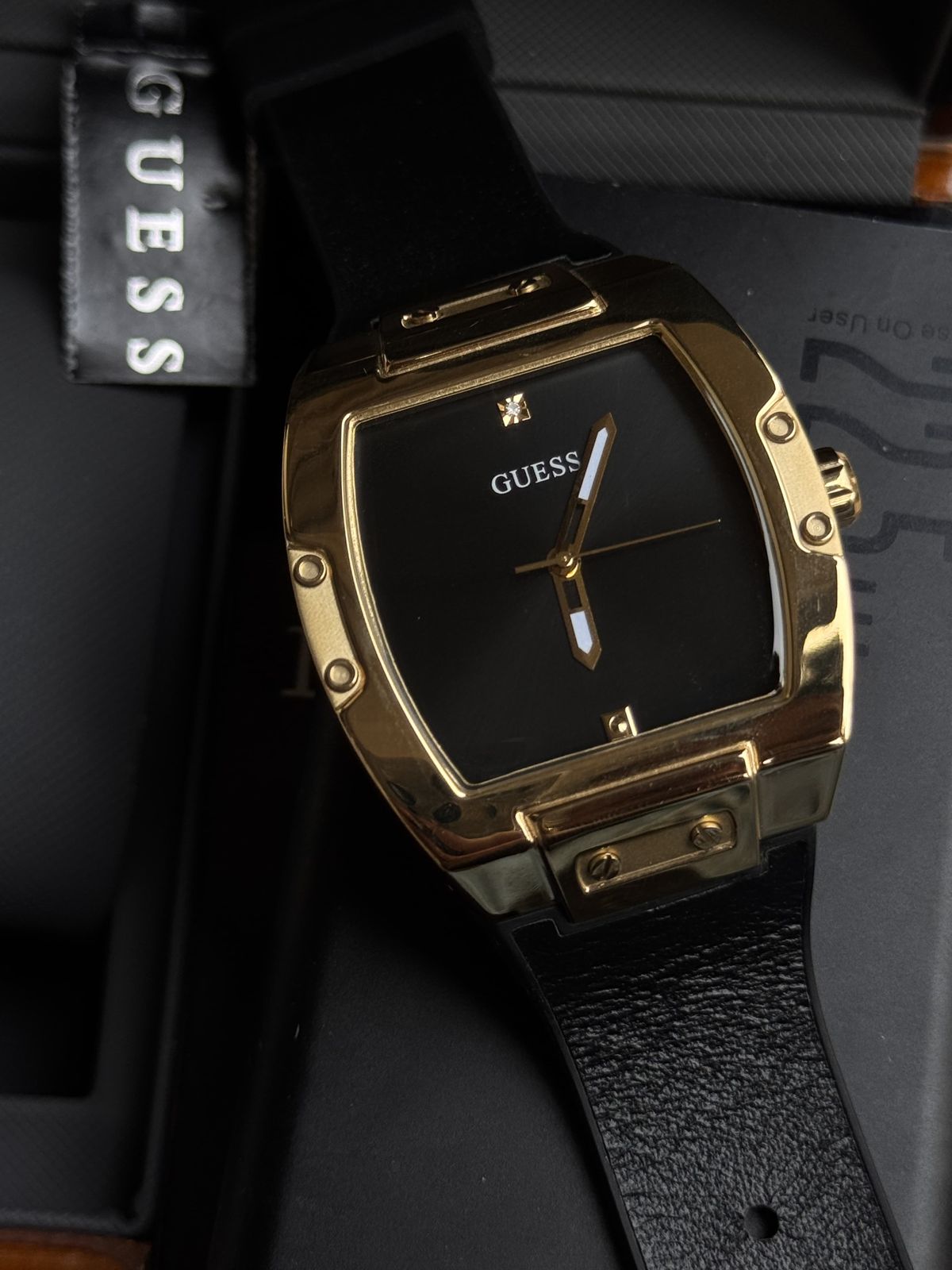 Elegant GUESSS Gold & Black Men’s Analog Watch – Timeless Sophisticatio