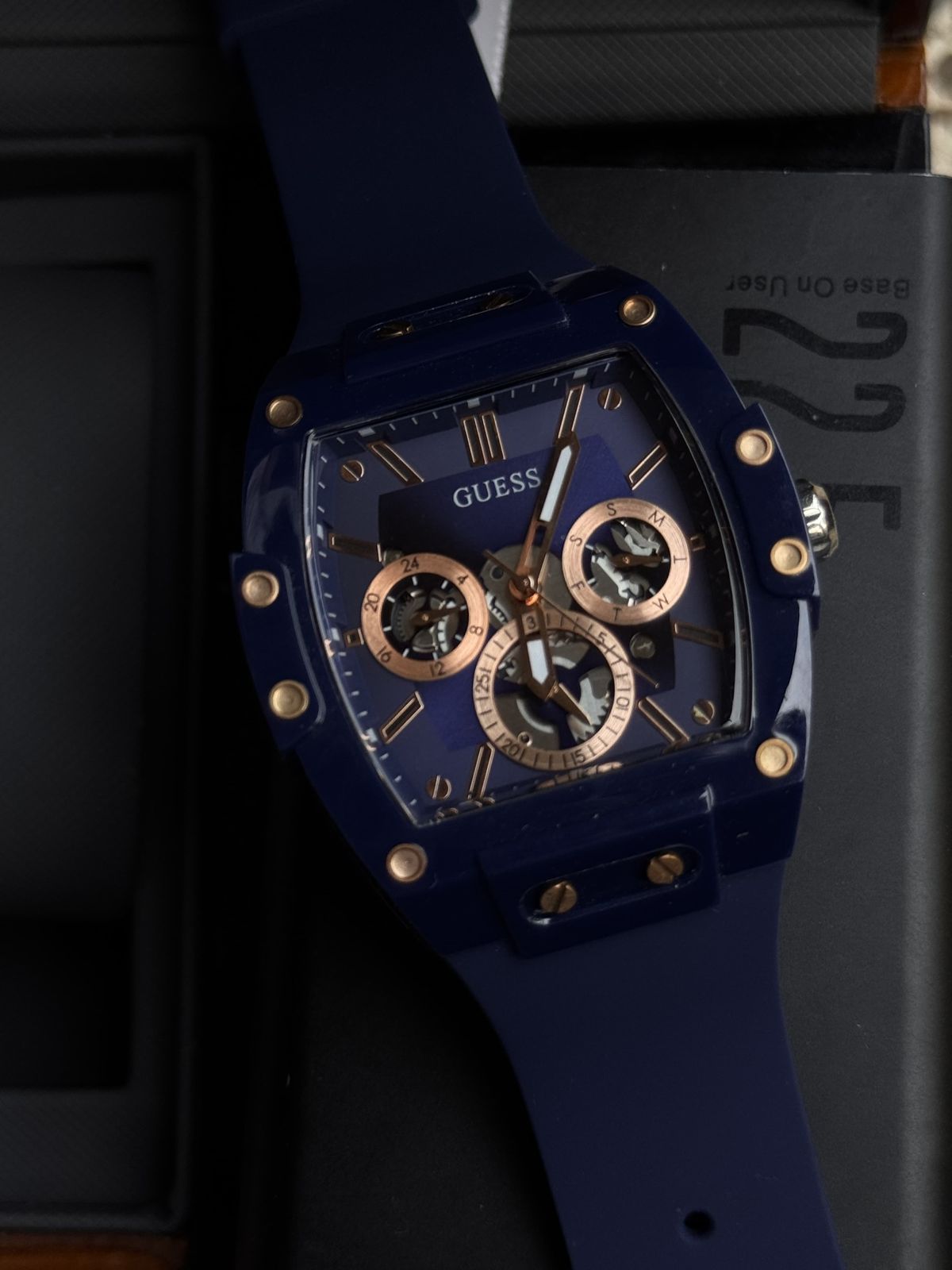 Guesss Men’s Blue & Rose Gold Chronograph Watch – Bold Modern Design
