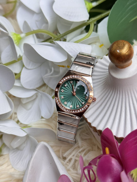 💚 Oliya Women’s Green Dial Luxury Watch – Rose Gold & Silver Crystal Bezel Design