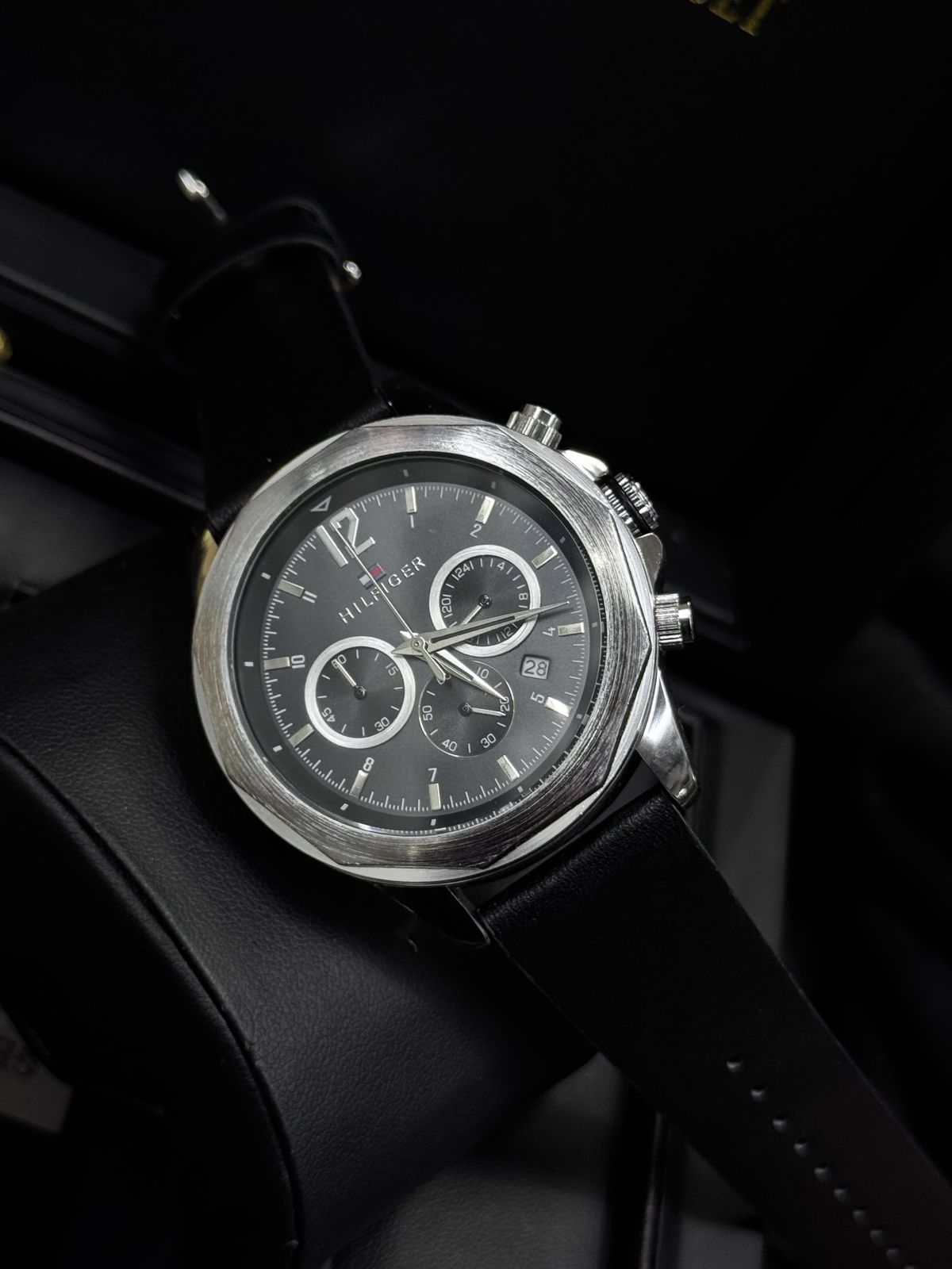 ⌚ Tommyy Hilfiger Chronograph Watch – Black Dial & Leather Strap
