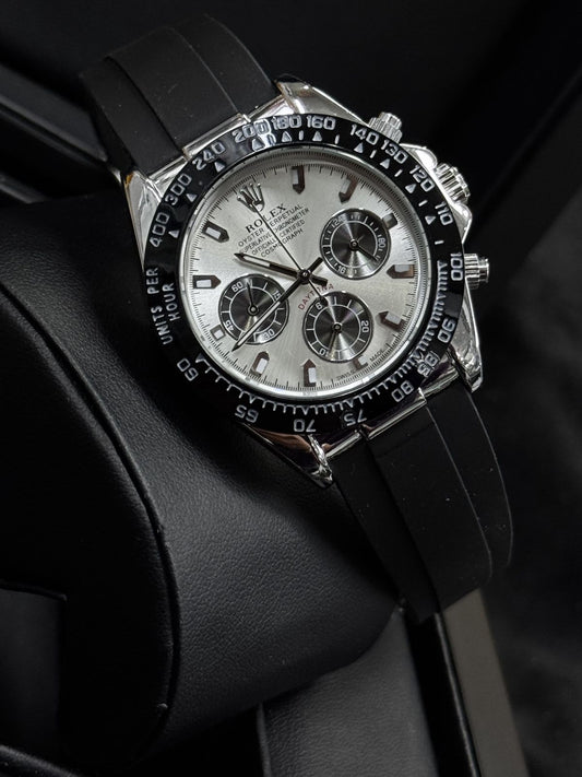 ⌚ Rolexx Daytona–Style Chronograph Watch – Silver Dial & Black Strap (Men’s)