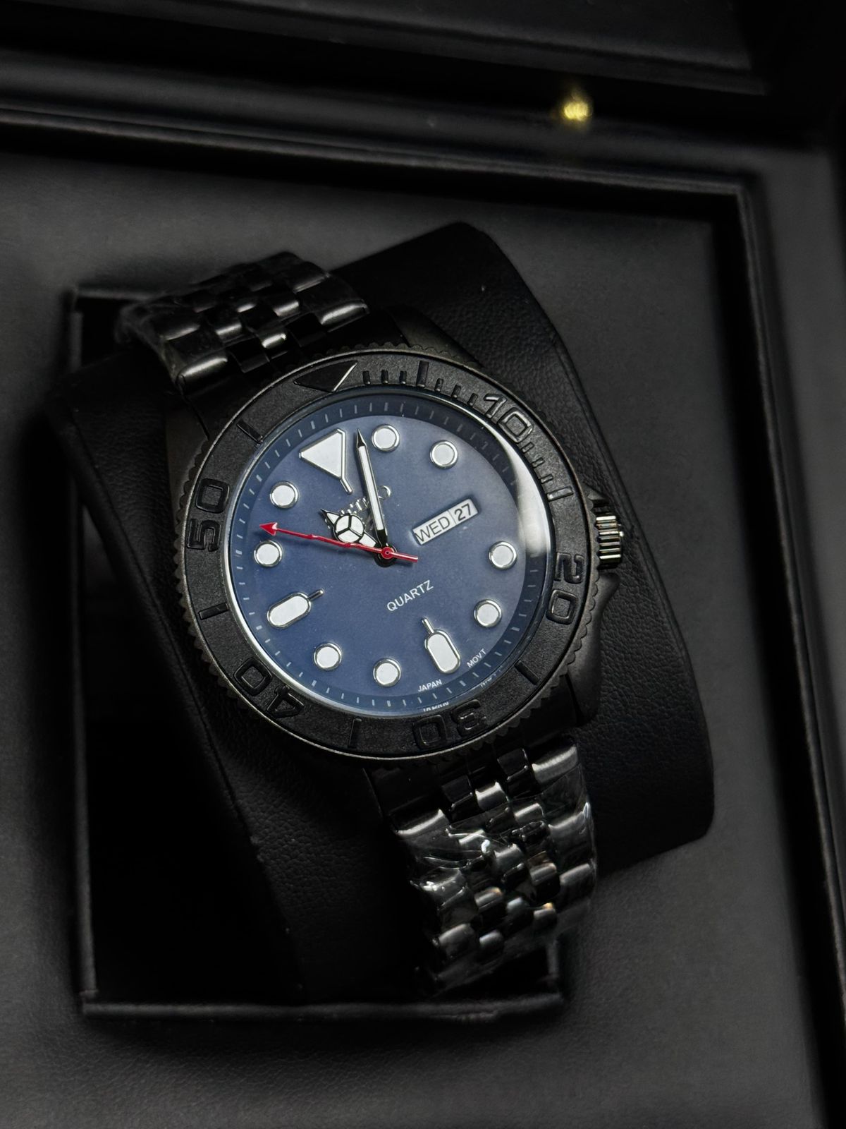 ⌚ Men’s Black Quartz Watch – Day & Date Display (Japan Movement)