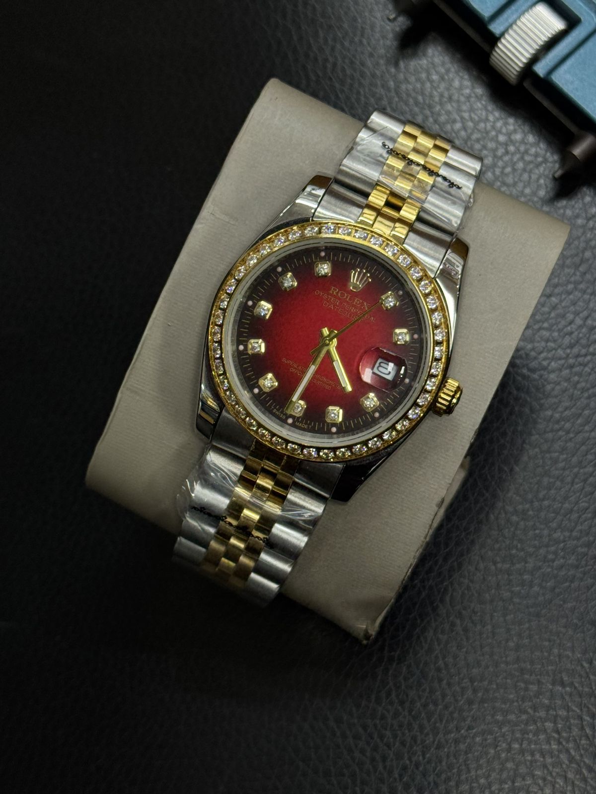 Rolexx-Style Date Watch – Red Dial – Diamond Bezel – Two-Tone Bracelet – Automatic